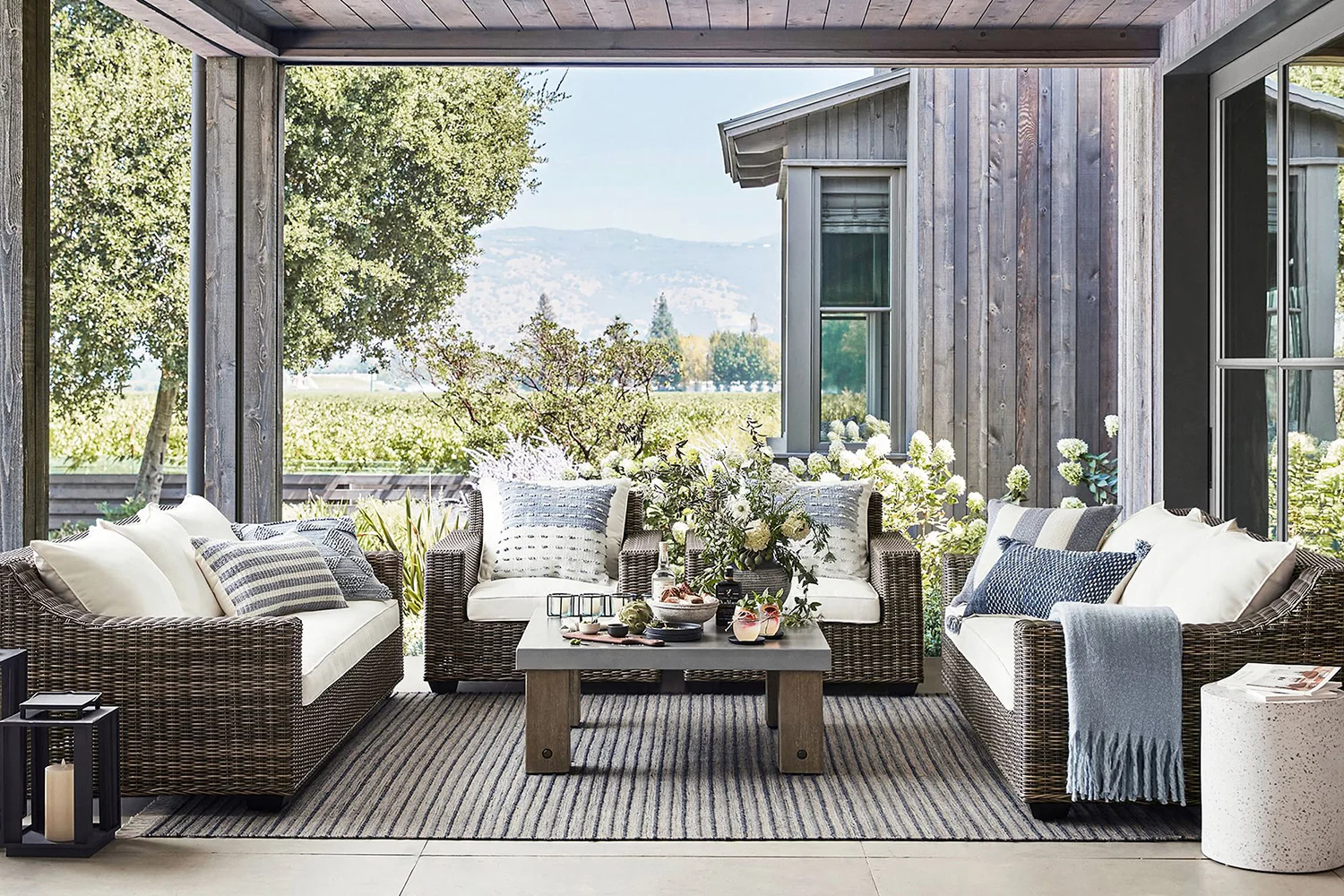 farmhouse-outdoor-living-room-ideas